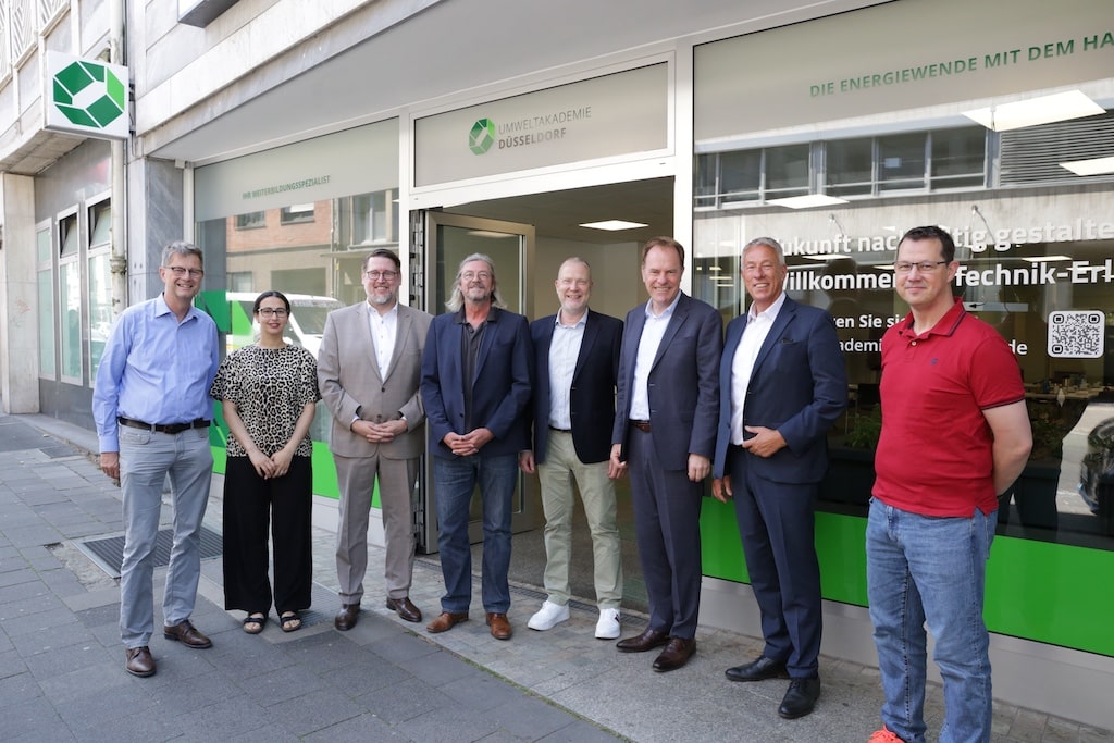 Gruppenbild beim Besuch des Oberbürgermeisters der Umweltakademie v. links: Stefan Ferber (Leiter des Umweltamtes), Duygu Metin, Johannes Kamm, Ralph Icks, Michael Kregel, OB Dr. Stephan Keller, Lutz Denken (Leiter Umwelt Akademie), Christian Klemm. © Landeshauptstadt Düsseldorf/Ingo Lammert