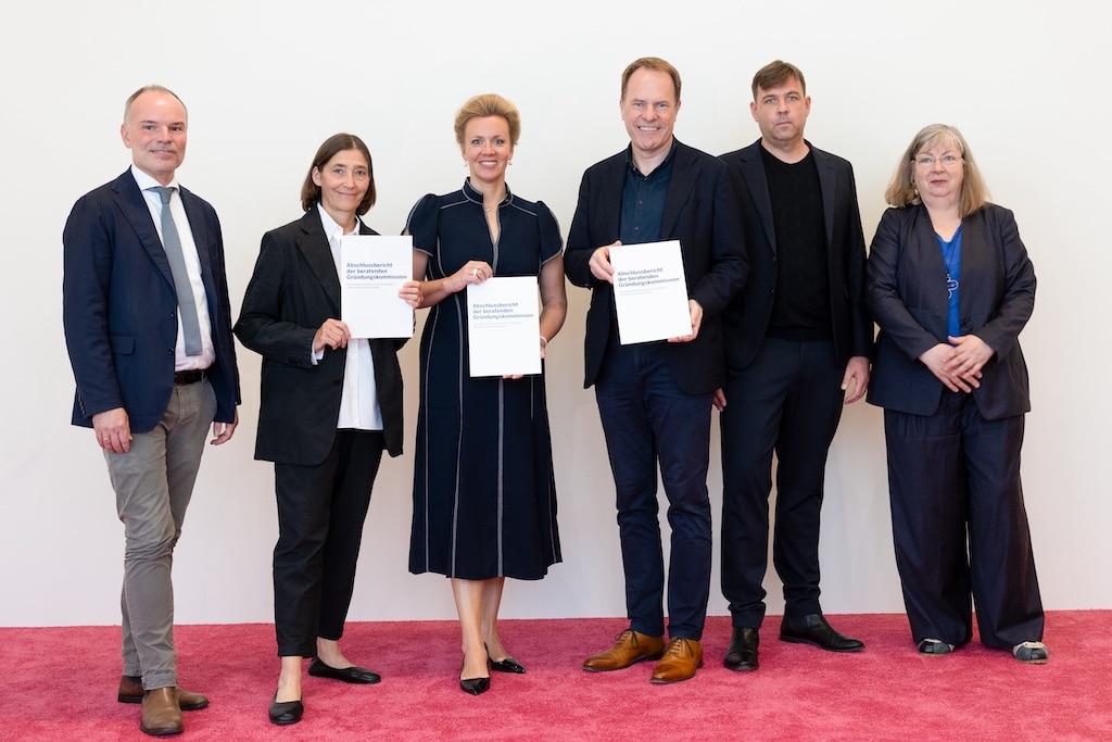 Die Kommissionsmitglieder Prof. Peter Gorschlüter und Prof. Dr. Susanne Gaensheimer legten Ina Brandes, Ministerin für Kultur und Wissenschaft des Landes Nordrhein-Westfalen, und Dr. Stephan Keller, Oberbürgermeister der Landeshauptstadt, Düsseldorf, zusammen mit den Kommissionsmitgliedern Inka Schube und Moritz Wegwerth (v. l.) den Abschlussbericht der Gründungskommission vor. © MKW I Meike Schrömbgens