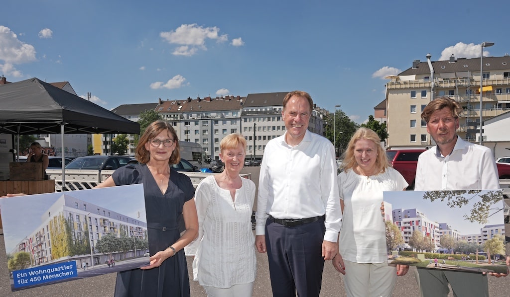 Blick in die Zukunft auf dem Baugrundstück: von links nach rechts: Dr. Eva-Maria Illigen-Günther (Geschäftsführerin SWD), Antonia Frey (Aufsichtsratsvorsitzende SWD), Dr. Stephan Keller (Oberbürgermeister der Landeshauptstadt Düsseldorf), Angelika Penack-Bielor (Stv. Aufsichtsratsvorsitzende SWD), Klaus Feldhaus (Geschäftsführer SWD)© SWD, Fotograf B. Schaller