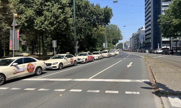 Taxifahrer in Düsseldorf protestieren mit Autokorso gegen Fahrdienste wie Uber