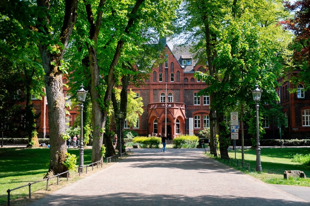 Die öffentliche Führung führt über den wunderschönen Campus der Kaiserswerther Diakonie im Düsseldorfer Norden. © Kaiserswerther Diakonie/B. Engel-Albustin
