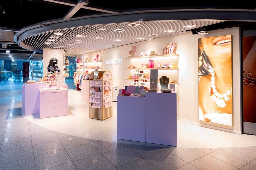 My Jewellery fand den Weg aus der virtuellen Welt in den öffentlichen Bereich des Düsseldorfer Flughafens. Foto Flughafen Düsseldorf / Andreas Wiese.
