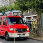 Verkehrsunfall auf der Luegallee: Pkw kollidiert mit Straßenbahn – Vier Verletzte und erhebliche Verkehrsbehinderungen