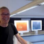 Wellenmosaik aus Wellpappe im Off‑Space Düsseldorf