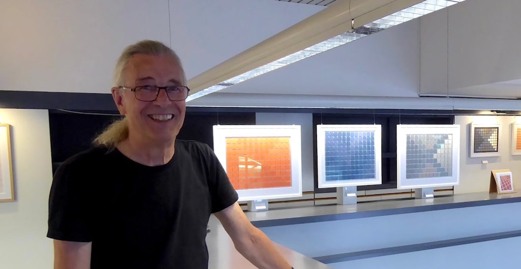 Mathias Renner in den Ausstellungsräumen © Angelika Raspel