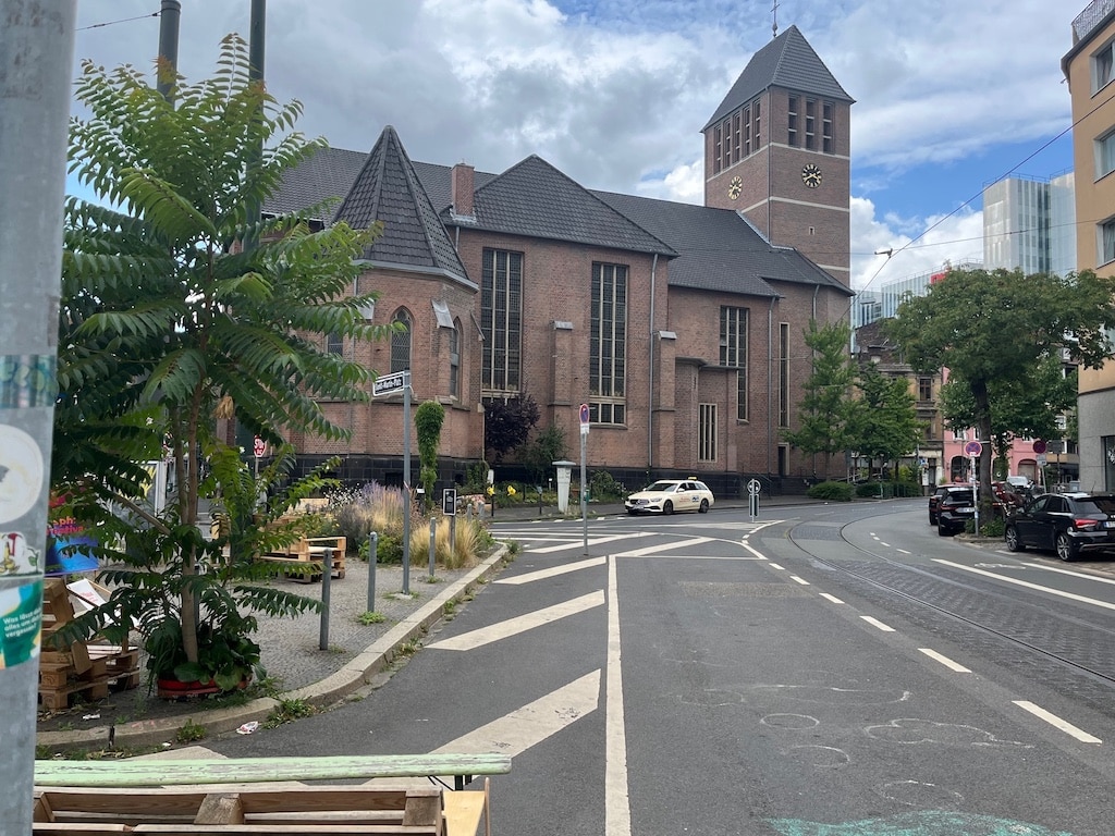 Am Sankt-Martin-Platz und in den Gehwegsbereichen östlich der Kirche St. Martin ("Bilker Kirche") im Stadtteil Unterbilk soll die Aufenthaltsqualität erhöht werden. Die Beteiligung der Anwohnerinnen und Anwohner findet am Samstag, 23. August 2025, statt und bietet Raum für Ideen, Austausch und Mitgestaltung. © Landeshauptstadt Düsseldorf