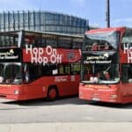 Düsseldorf schreibt Mobilitätsgeschichte – Hop-On Hop-Off-Busse jetzt vollelektrisch und künstlerisch gestaltet