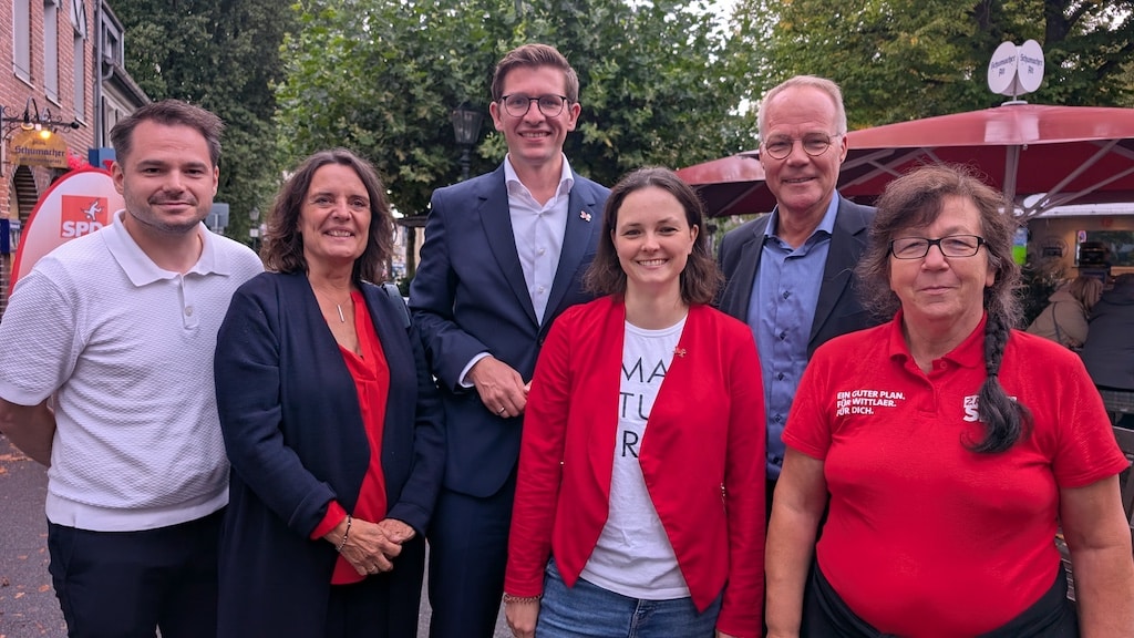 v.l. Benjamin Tscholl, Andrea Hankeln beide kandidieren für den Stadtbezirk 5 als SPD-Ratskandidaten, Fabian Zachel, OB-Kandidat, Sabine Proschmann, SPD-Ratsfrau, Matthias Miersch, MdB, Nicola Irmer, Kandidatin für die BV5 © Gabriele Schreckenberg