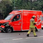 Zusammenstoß auf der Cecilienallee: Zwei Leichtverletzte nach Unfall mit Rettungswagen