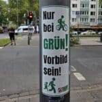 Neue Ampel-Aufkleber “Nur bei Grün! — Vorbild sein!”