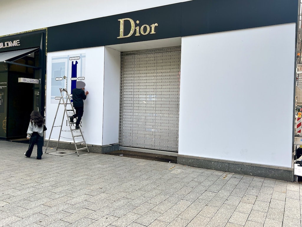 Zugeklepte Scheiben weisen auf den neuen Standort @ Lokalbüro Zugeklepte Scheiben weisen auf den neuen Standort @ Lokalbüro