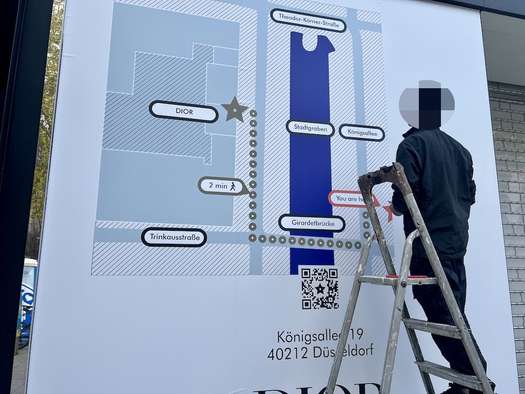 Zugeklepte Scheiben weisen auf den neuen Standort @ Lokalbüro Zugeklepte Scheiben weisen auf den neuen Standort @ Lokalbüro