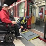 Mobile Rampen erleichtern Ein- und Ausstieg für Menschen im Rollstuhl