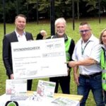 Spendenübergabe auf dem Zeitfeld