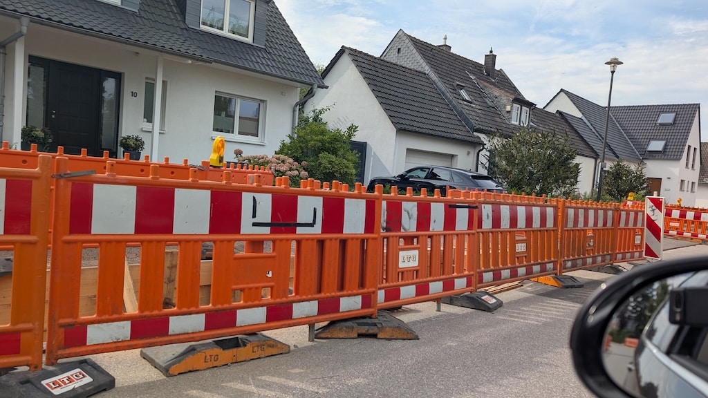 Einspurig verläuft die Fahrbahn auf dem Zeppenheimer Weg und der Zeppenheimer Straße seit zwei Monaten und nervt nicht nur die protestierenden Anwohner. Der Grund sind Tiefbauarbeiten. © Gabriele Schreckenberg