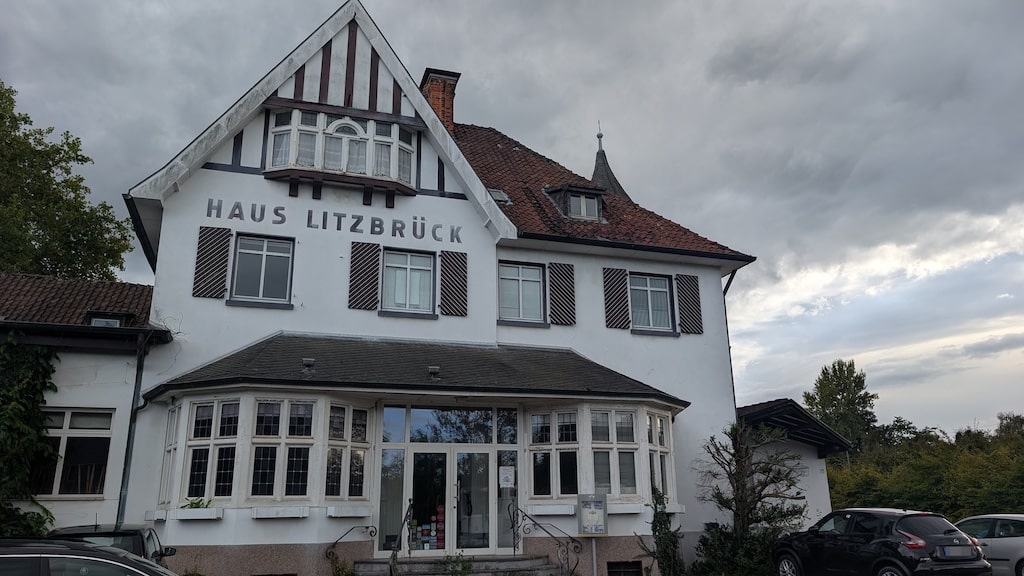 In die Jahre gekommen ist das ehemalige Renomée-Haus Litzbrück in Angermund. Nun sollen Events den Gastraum mit Leben füllen © Gabriele Schreckenberg