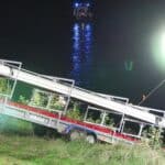 Trailer rutscht Deich hinab – Feuerwehr verhindert Abtreiben in den Rhein