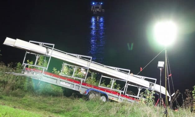 Trailer rutscht Deich hinab – Feuerwehr verhindert Abtreiben in den Rhein