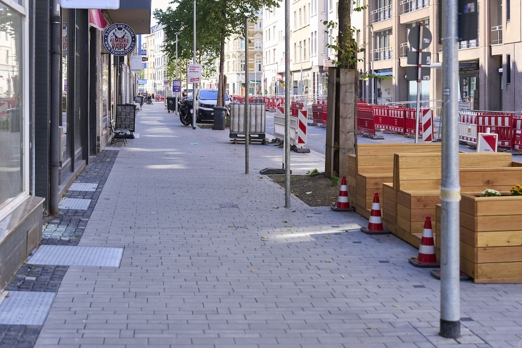 Baufortschritt Friedrichstraße: Die neuen Fußgängerüberwege sind barrierefrei gestaltet und haben taktile Leitelemente. © Stadt Düsseldorf/Claus Langer