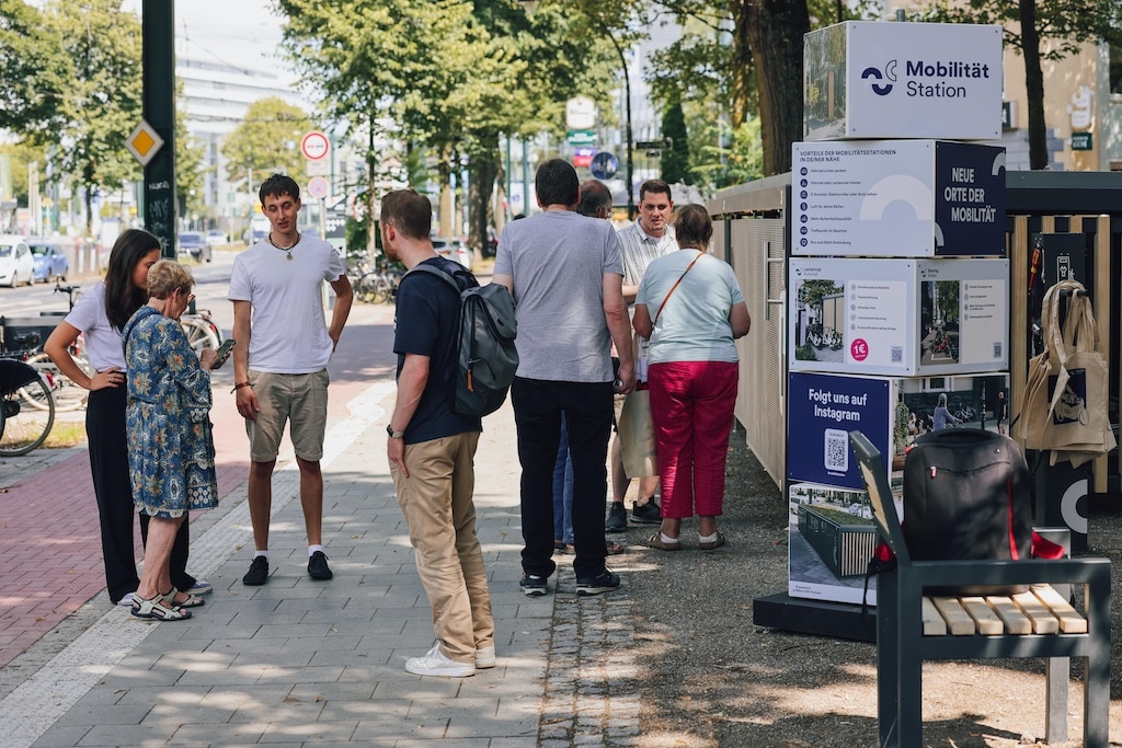 Einen Infotag für die Menschen in der Umgebung – wie hier im Bild bei der Mobilitätsstation Engerstraße – wird es auch zur Eröffnung der neuen Mobilitätsstation am S-Bahnhof Wehrhahn geben. © Connected Mobility Düsseldorf