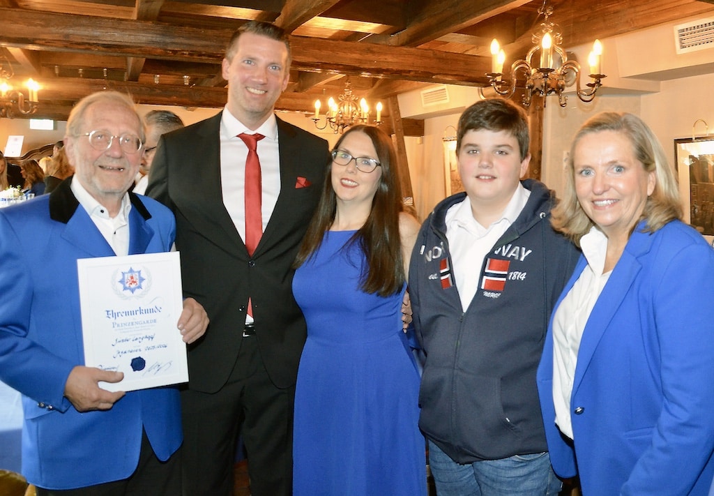Jagdherr Gunter Langkopf, designiertes Prinzenpaar Markus Hülscher undNicole Nothen, Kindergeneral Tom Marx und Blau-Weiss Präsidentin Ute Heierz-
Krings (v.l.n.r.) © HPS