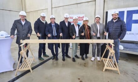 Richtfest für neue Vierfachsporthalle an der Redinghovenstraße