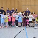 Vorbilder ganz nah: Spielerinnen der Frauen-Fußballnationalmannschaft besuchen OGS Helmholtzstraße