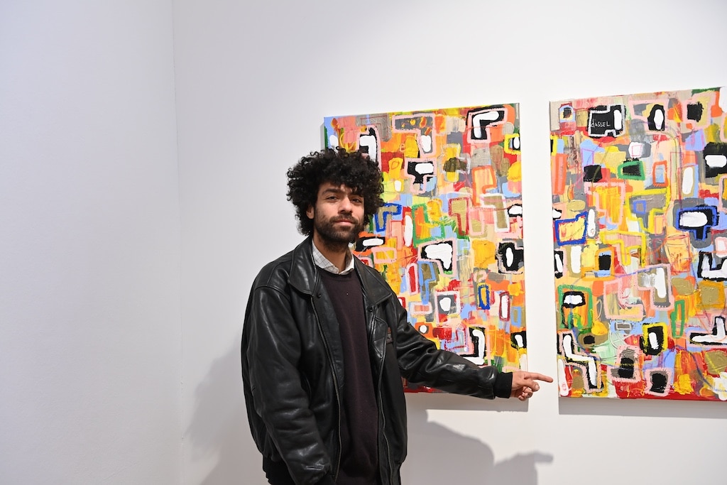 Noha Becker vor einem Werk welches die Stadt Düsseldorf zu der er eine besondere Verbindung hat darstellen © Lokalbüro