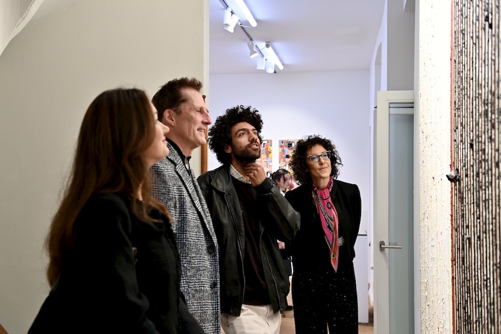 Noha Becker führt Kunstinteressierte durch die Ausstellung. © Lokalbüro