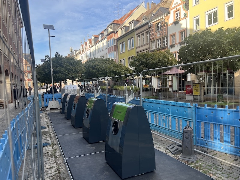 Der Bauzaun ist jetzt verschwunden die Container sind einsatzbereit. © Lokalbüro