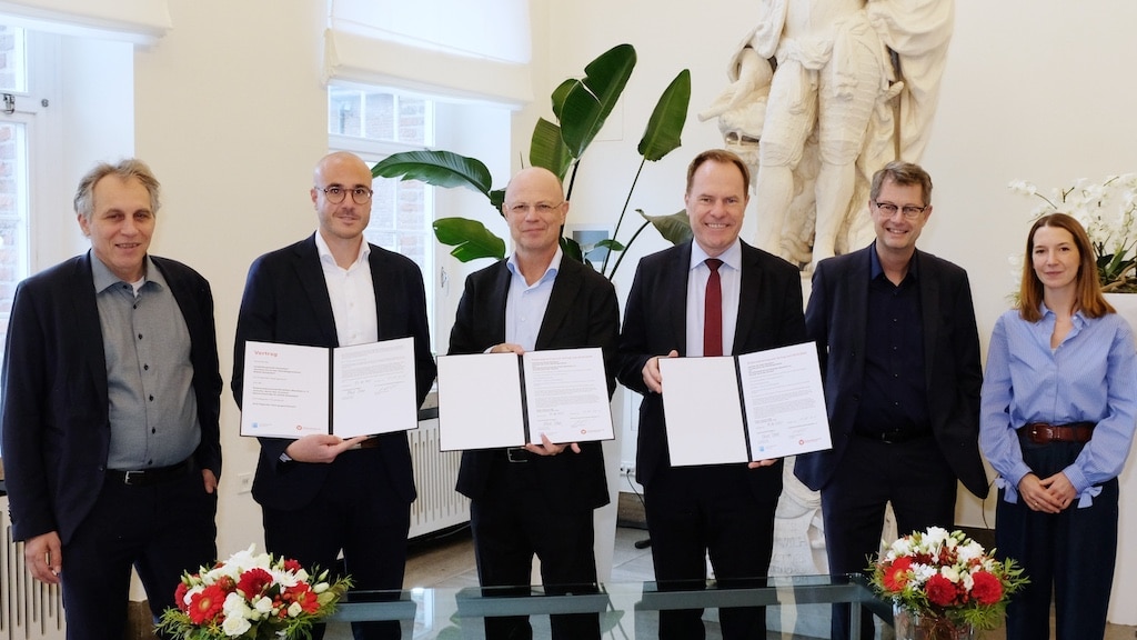 Beratungsstelle der Verbraucherzentrale NRW verlängern ihre Zusammenarbeit: Oberbürgermeister Dr. Stephan Keller (3.v.r.) unterzeichnete die neuen Verträge mit einer Laufzeit bis 2030 und überreichte sie an den Vorstand der Verbraucherzentrale NRW, Wolfgang Schuldzinski (3.v.l.), sowie an den neuen Leiter der Düsseldorfer Beratungsstelle, Falko Ruhnke (2.v.l.). Mit dabei auch Beigeordneter Jochen Kral (l.) und Amtsleiter Stefan Ferber und Stefanie von Hoegen (r.), Amt für Umwelt- und Verbraucherschutz. © Wilfried Meyer