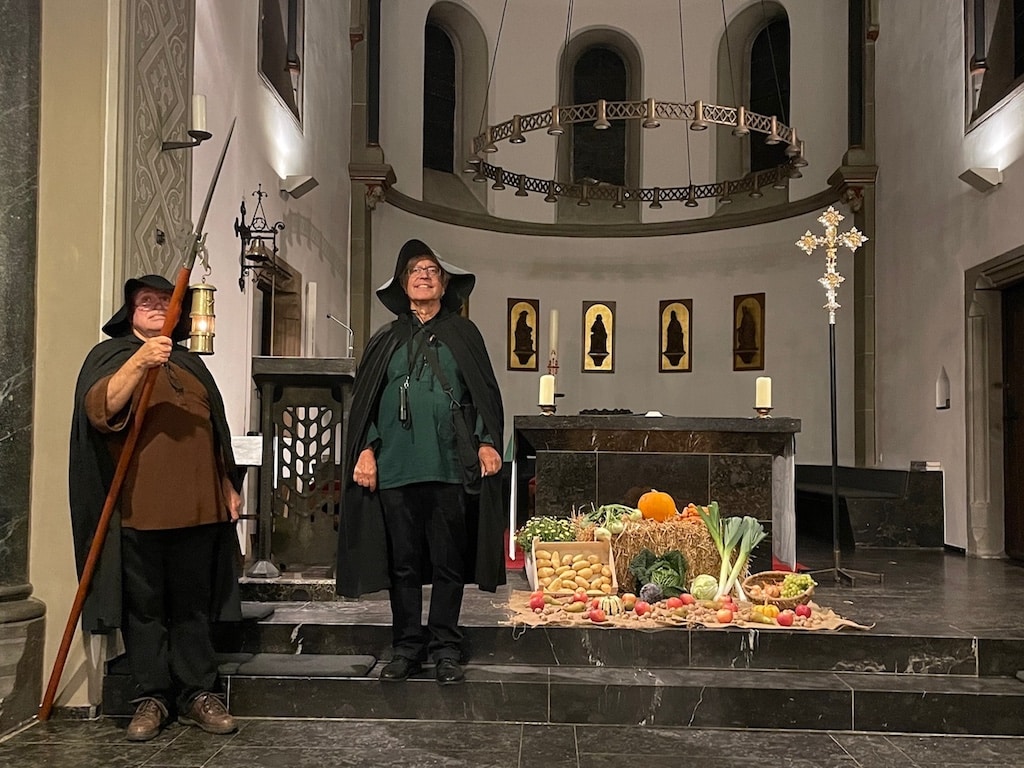 Ferdinand Wolff und Dr. Hans-Georg Hillenbrand sind diesmal in Karnevalskleidung unterwegs und eben nicht in den historischen Kostümen der vergangenen Jahre Fotos: Privat