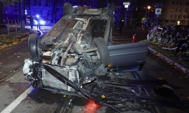 Verkehrsunfall am Fürstenplatz: Auto überschlägt sich – Insassen bleiben unverletzt