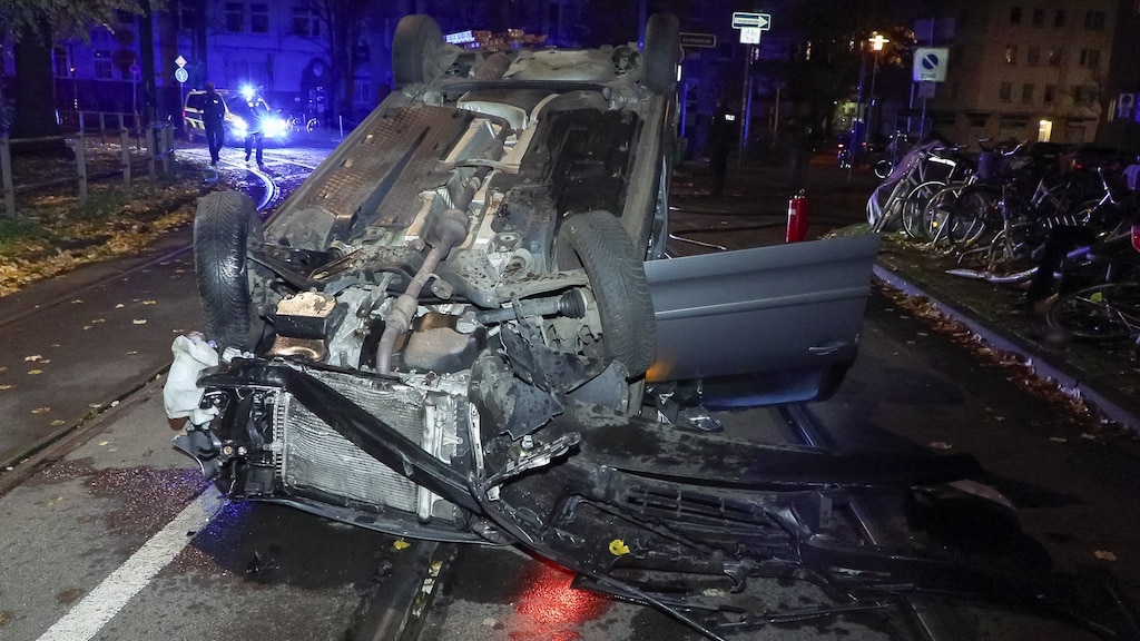 Auto kam von Fahrbahn ab, kollidierte mit Verkehrsschild, Fahrradständern © Patrick Schüller