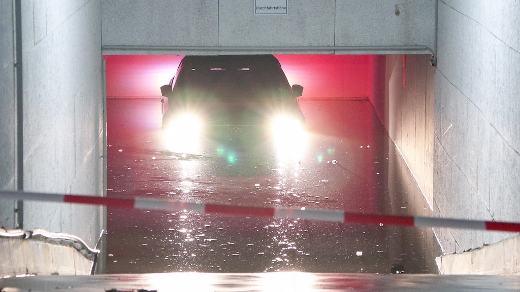 Massiver Wasserrohrbruch: Straße überflutet © Patrick Schüller