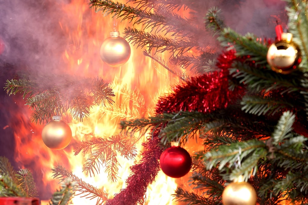 Advents- und Weihnachtsdekoration ist schön anzuschauen - kann aber auch "brandgefährlich" werden, wie bei diesem Weihnachtsbaum. © Landeshauptstadt Düsseldorf/David Young