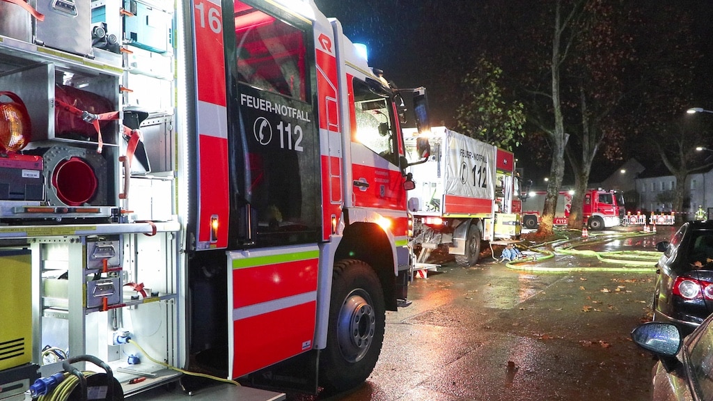 Massiver Wasserrohrbruch: auf der Kleinstraße. 3 Straßen waren zeitweise von Überflutung betroffen - Tiefgarage und mehrere Keller vollgelaufen © Patrick Schüller