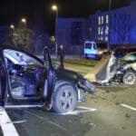 Schwerer Verkehrsunfall in Düsseldorf – Polizei sucht nach geflüchteten Beteiligten