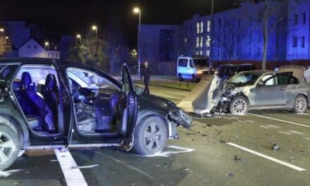 Schwerer Verkehrsunfall in Düsseldorf – Polizei sucht nach geflüchteten Beteiligten