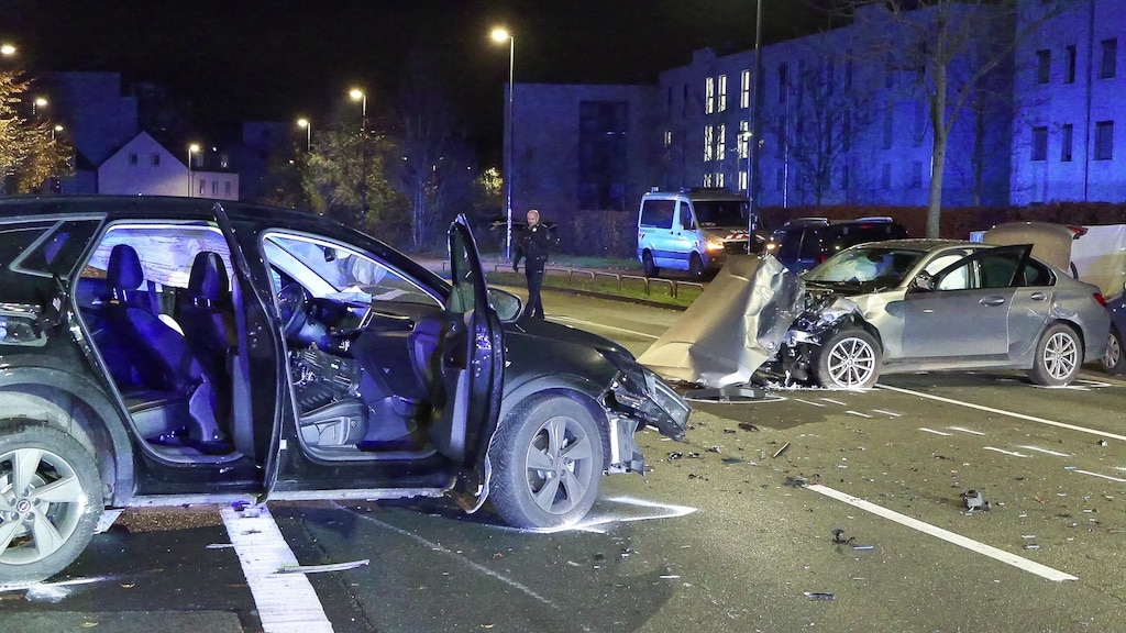 Schwerer Unfall: Kollision zwischen 2 Autos auf der Torfbruchstraße © Patrick Schüller