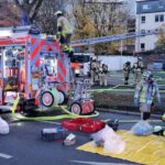 Schlussmeldung: Feuerwehr verhindert Brandausbreitung an Tankstelle – ein Mensch lebensgefährlich verletzt