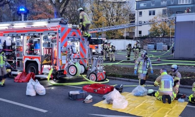 Schlussmeldung: Feuerwehr verhindert Brandausbreitung an Tankstelle – ein Mensch lebensgefährlich verletzt