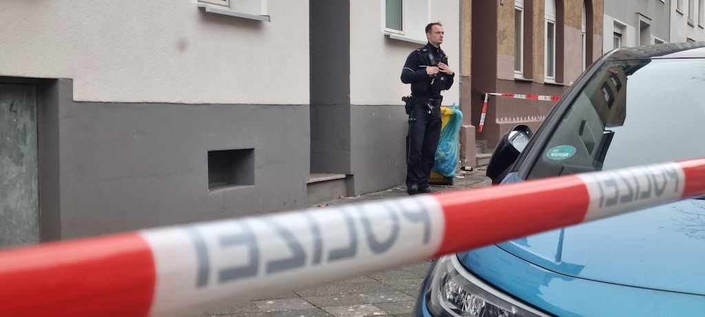 Die Polizei am Tatort in Düsseldorf. © Patrick Schüller