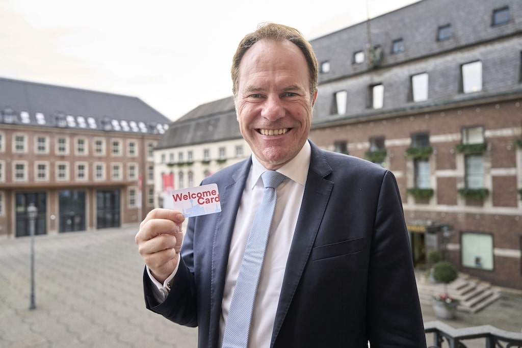 Oberbürgermeister Dr. Stephan Keller mit der neuen WelcomeCard für Neu-Düsseldorferinnen und Neu-Düsseldorfer © Landeshauptstadt Düsseldorf/Claus Langer
