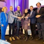 Düsseldorf richtet 2026 die 20. Fahrradkommunalkonferenz aus   Starkes Signal für nachhaltige Mobilität/Rund 350 Fachleute werden im kommenden Jahr in der Landeshauptstadt erwartet   Die Landeshauptstadt Düsseldorf wird im Herbst 2026 Gastgeberin der 20. Fahrradkommunalkonferenz – dem bundesweit wichtigsten Forum für den Radverkehr auf kommunaler Ebene. Damit konnte sich Düsseldorf mit seiner Bewerbung erfolgreich gegenüber anderen Städten durchsetzen und ein deutliches Zeichen für die Bedeutung des Radverkehrs in der Stadt setzen. Rund 350 Fachleute aus Verwaltung, Wissenschaft und Praxis werden zum mehrtägigen Fachdialog erwartet.  “Die Ausrichtung der Fahrradkommunalkonferenz ist ein starkes Signal für Düsseldorfs Engagement in der nachhaltigen Mobilität. Der Radverkehr ist ein zentraler Baustein unserer Verkehrspolitik. Wir freuen uns, im nächsten Jahr Fachleute aus ganz Deutschland in Düsseldorf begrüßen zu dürfen und gemeinsam mit ihnen neue Wege für eine sichere und klimafreundliche Mobilität zu diskutieren”, betont Oberbürgermeister Dr. Stephan Keller.  Die offizielle Staffelstabübergabe hat am Mittwoch, 12. November, im Rahmen der diesjährigen Fahrradkommunalkonferenz in Landau in der Pfalz stattgefunden. Der Dialog wird in Kooperation mit dem Bundesamt für Logistik und Mobilität (BALM) organisiert und durch das Bundesministerium für Verkehr (BMV) gefördert.  Katharina Metzker, Leiterin des Amts für Verkehrsmanagement, und Dr. David Rüdiger, technischer Geschäftsführer der Connected Mobility Düsseldorf GmbH, nahmen stellvertretend für die Landeshauptstadt Düsseldorf in Landau in der Pfalz den Staffelstab entgegen. “Wir freuen uns sehr, die Fahrradkommunalkonferenz 2026 in Düsseldorf ausrichten zu dürfen. Die Veranstaltung bietet die Gelegenheit, uns mit anderen Kommunen auszutauschen, voneinander zu lernen und gemeinsam den Radverkehr der Zukunft zu gestalten”, erklärte Katharina Metzker, Leiterin des Amts für Verkehrsmanagement.  Wege für alle – Düsseldorf setzt auf zukunftsfähige Mobilität Unter dem Leitmotiv “Wege für alle” verfolgt Düsseldorf das Ziel, Mobilität klimaneutral, sicher und stadtverträglich zu gestalten. Ein wesentlicher Bestandteil ist die konsequente Förderung des Radverkehrs. Die Landeshauptstadt arbeitet an einem gesamtstädtischen Programm zur Radverkehrsförderung, das nicht nur das Handlungsfeld Infrastruktur behandelt, sondern auch die Themen Service, Sicherheit, Verhaltensänderung, Kommunikation und Flex & Share.  Die Stadttochter Connected Mobility Düsseldorf GmbH treibt den Aufbau eines stadtweiten Netzes an Mobilitäts- und Fahrradstationen voran. “Wir schaffen sichere, wetterfeste Abstellmöglichkeiten und führen ein kommunales Fahrradmietsystem ein, das pünktlich zur Fahrradkommunalkonferenz im kommenden Jahr starten soll”, sagte Dr. David Rüdiger, technischer Geschäftsführer der CMD GmbH.  Radverkehr in Düsseldorf wächst kontinuierlich Der Radverkehr in Düsseldorf hat in den vergangenen Jahren deutlich zugenommen. Der Anteil am Modal Split ist von rund 14 Prozent (2013) auf etwa 21 Prozent (2023) im Binnenverkehr gestiegen – ein Beleg für die wachsende Akzeptanz und Attraktivität des Radfahrens in der Stadt. “Diese Entwicklung, zeigt, dass Düsseldorf mit den bisher umgesetzten Projekten und Strategien im Sinne unserer Marke ‘Wege für alle’ auf einem guten Kurs hin zu einer nachhaltigen Mobilität ist, die auch um Alltag funktioniert”, erklärte Mobilitäts- und Umweltdezernent Jochen Kral.  Bis Oktober 2025 wurden an den 13 Dauerzählstellen mehr als 5,6 Millionen Radfahrende erfasst – rund 6 Prozent mehr als im Vorjahr. Ziel der Stadt ist es, den Anteil des Radverkehrs weiter auf 25 Prozent zu steigern und ein durchgängiges, sicheres und komfortables Radverkehrsnetz zu schaffen – insbesondere durch den Ausbau des Radhauptnetzes.  Die Fahrradkommunalkonferenz Seit 2007 ist die Fahrradkommunalkonferenz die zentrale Plattform für Radverkehrsverantwortliche in öffentlichen Verwaltungen. Sie dient dem Wissens- und Erfahrungsaustausch zwischen Kommunen und gilt als bedeutendste Radverkehrstagung auf kommunaler Ebene. Nach 2014 findet die Konferenz 2026 bereits zum zweiten Mal in Düsseldorf statt – ein starkes Zeichen für die Rolle der Landeshauptstadt als aktive Gestalterin moderner, nachhaltiger Mobilität.