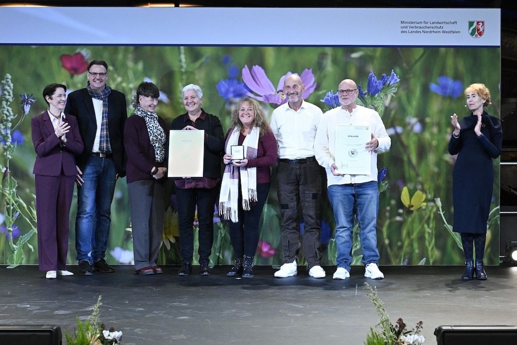 Preisverleihung des Kleingartenwettbewerbs 2025.in der Salzhalle auf dem Gelände der Kokerei Hansa - Foto von links nach rechts:NRW-Landschaftsministerin Silke Gorißen, Mathias Wolter (1. Vorsitzender vom Stadtverband Düsseldorf der Kleingärtner e.V.), Nicole Mesch (2. Vorsitzende vom Stadtverband Düsseldorf der Kleingärtner e.V.), Doris Törkel (Leiterin Gartenamt der Stadt Düsseldorf), Astrid Haas (2. Vorsitzende Kleingartenverein der Kriegsbeschädigten Düsseldorf Oberbilk e.V.), Heiko Schöner (Kassierer Kleingartenverein der Kriegsbeschädigten Düsseldorf Oberbilk e.V.), Norbert Zoltán-Schöner (1. Vorsitzender Kleingartenverein der Kriegsbeschädigten Düsseldorf Oberbilk e.V.).© Landeshauptstadt Düsseldorf / Andreas Buck