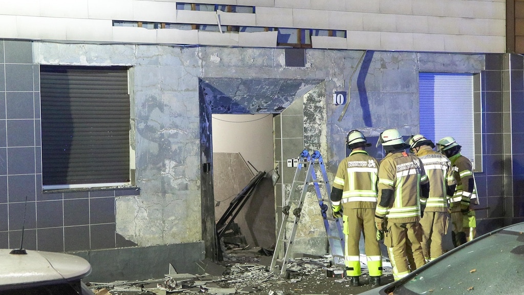  Großeinsatz: Explosion im / vor dem Eingangsbereich eines Mehrfamilienhauses © Patrick Schüller