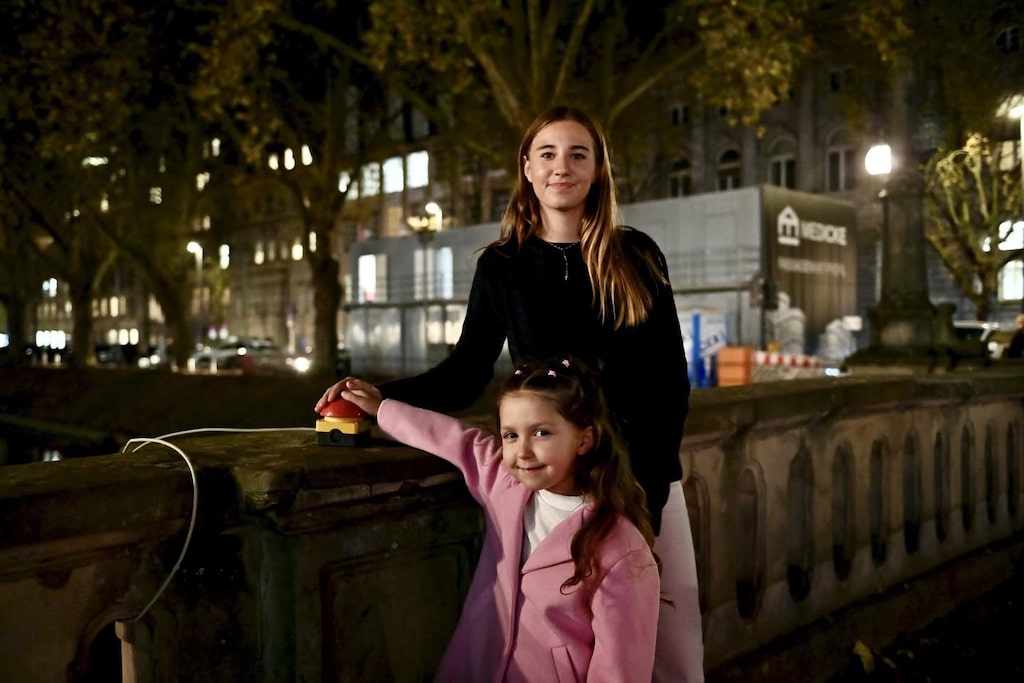 Mit einem gemeinsamen Druck auf den roten Knopf ließen Philippi Greiner (12) und Amalia Papadopoulou (6) den Lichterbogen erstrahlen. © Lokalbüro Mit einem gemeinsamen Druck auf den roten Knopf ließen Philippi Greiner (12) und Amalia Papadopoulou (6) den Lichterbogen erstrahlen. © Lokalbüro