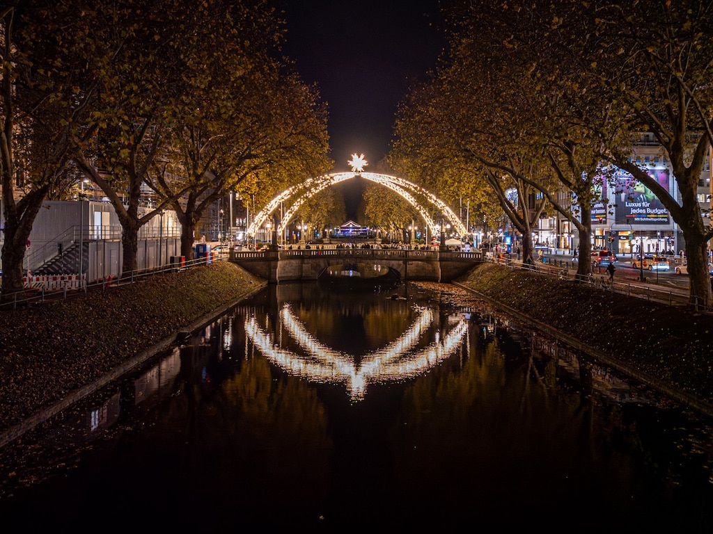 Am Dienstagabend wurde der beliebte Lichterdom offiziell eingeschaltet © LB / Olaf Oidtmann Am Dienstagabend wurde der beliebte Lichterdom offiziell eingeschaltet © LB / Olaf Oidtmann