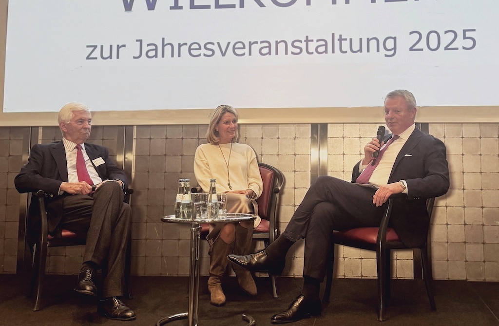 Wechsel im Präsidentenamt der GFFU: Rektorin Prof. Dr. Anja Steinbeck dankt dem scheiden-den GFFU-Präsidenten Eduard H. Dörrenberg (l.) und gratuliert dem neuen Präsidenten Thomas Buschmann (r.) zur Wahl. © Gesellschaft von Freunden und Förderern der Heinrich-Heine-Universität Düsseldorf e.V.
